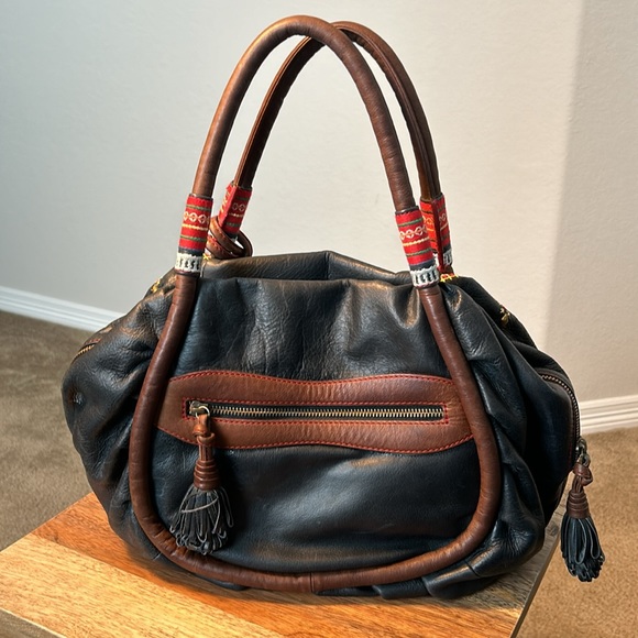 Isabella Fiore genuine leather handbag in deep navy with embellishment - Picture 5 of 12